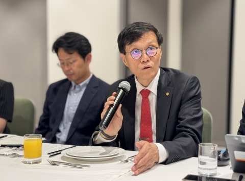 대내외 불확실성 확대···이창용 총재 &quot;금리인하 시점 재점검해야&quot;