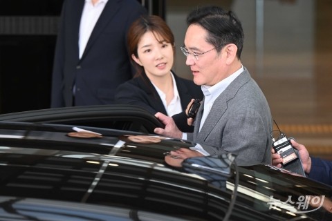 이재용 삼성전자 회장, 유럽 출장 마치고 귀국···&quot;봄이 왔네요&quot;