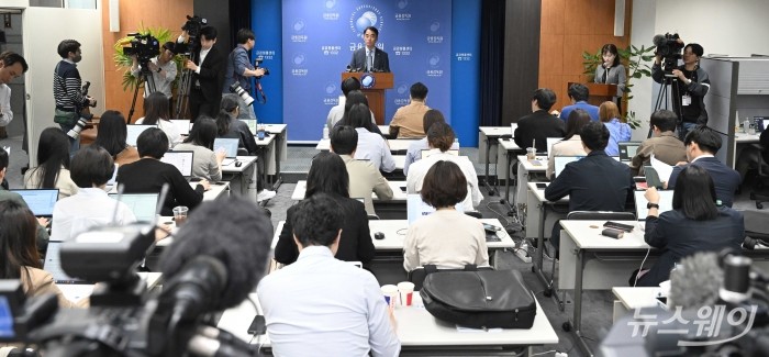 함용일 금융감독원 부원장이 3일 오전 서울 여의도 금융감독원에서 열린 글로벌 IB 불법 공매도 중간 조사결과 및 향후 계획에서 발표를 하고 있다. 사진=강민석 기자 kms@newsway.co.kr