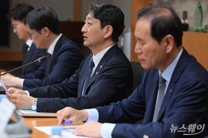 안덕근 산업통상자원부 장관이 3일 오후 서울 종로구 무역보험공사에서 열린 석유시장 점검회의에서 모두발언을 하고 있다. 사진=강민석 기자 kms@newsway.co.kr