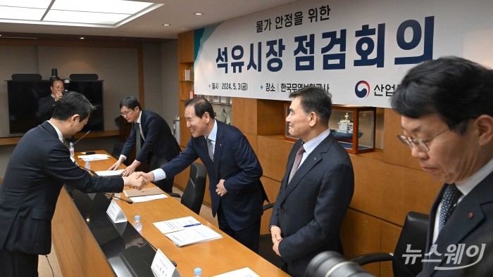 (왼쪽)안덕근 산업통상자원부 장관과 (오른쪽 세 번째)김동섭 한국석유공사 사장이 3일 오후 서울 종로구 무역보험공사에서 열린 석유시장 점검회의에서 악수를 하고 있다. 사진=강민석 기자 kms@newsway.co.kr