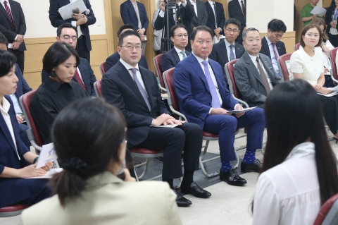 LG 구광모·두산 박정원, 간병 돌봄 가족 지원···25억원 후원