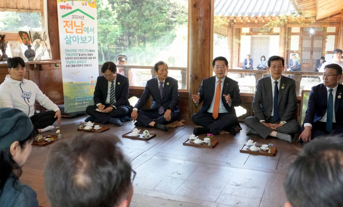 김영록 전라남도지사가 3일 오후 전남에서 살아보기 현장인 보성천연염색공예관을 방문, 전남 살아보기 체험 참가자들과 간담회를 하고 있다.