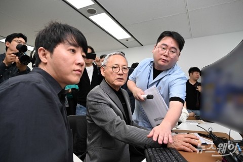 '확률형 아이템 정보공개 모니터링' 시연하는 유인촌 문체부 장관·홍진호 전 프로게이머