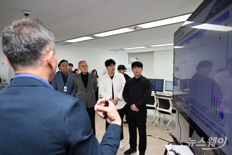 '확률정보 표시제도 시행결과' 발표 듣는 유인촌·김규철 外 내빈들