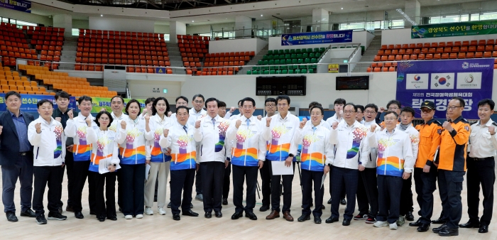 김영록 전라남도지사가 8일 오후 제18회 전국장애학생체전 개회식이 열리는 목포실내체육관 및 제53회 전국소년체전 수영경기가 열리는 목포실내체육관 실내수영장을 방문, 시설물 안전 점검 등 체전 준비상황을 점검하고 관계자들을 격려한 뒤 기념촬영하고 있다.