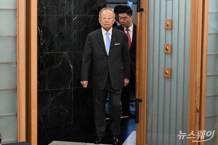 손경식 한국경영자총협회 회장이 9일 오전 서울 중구 한국프레스센터에서 열린 2024년 제1차 ESG 경영위원회에 참석하기 위해 회의장으로 들어서고 있다. 사진=강민석 기자 kms@newsway.co.kr