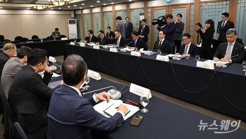 손경식 회장 개회사 경청하는 김홍기·노준형·박준성·박승희·김경한·조영철·이동근