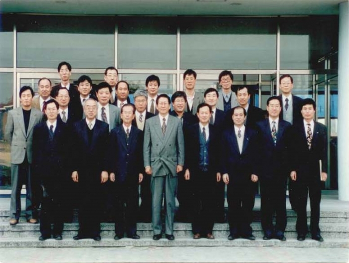 삼성중공업-KAIST 산학협력협의체 창설 당시 기념사진. 삼성중공업 이경원 부사장(가운데), KAIST 최도형 교수(둘째 줄 좌측 두번째). 사진=삼성중공업 제공