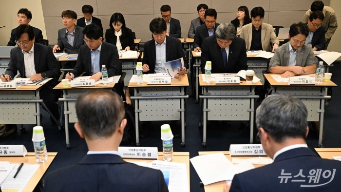 (왼쪽부터)서욱희 경상남도 주력산업과장, 소영호 전라남도 전략산업국장, 오택림 전북특별자치도 미래산업국장, 정호동 울산광역시 경제산업실장, 박동석 부산광역시 첨단산업국장이 10일 오전 서울 중구 대한상공회의소에서 열린 조선산업 중앙지방 정책협의회에서 이승렬 산업통상자원부 산업정책실장의 모두발언을 경청하며 자료를 살펴보고 있다. 사진=강민석 기자 kms@newsway.co.kr