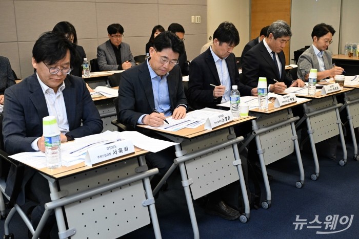 (왼쪽부터)서욱희 경상남도 주력산업과장, 소영호 전라남도 전략산업국장, 오택림 전북특별자치도 미래산업국장, 정호동 울산광역시 경제산업실장, 박동석 부산광역시 첨단산업국장이 10일 오전 서울 중구 대한상공회의소에서 열린 조선산업 중앙지방 정책협의회에서 이승렬 산업통상자원부 산업정책실장의 모두발언을 경청하며 자료를 살펴보고 있다. 사진=강민석 기자 kms@newsway.co.kr