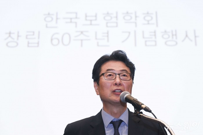 성주호 한국보험학회 회장이 10일 오후 서울 중구 대한상공회의소에서 열린 '한국보험학회 정기총회 및 창립 60주년 기념식'에서 개회사를 하고 있다. 사진=강민석 기자 kms@newsway.co.kr