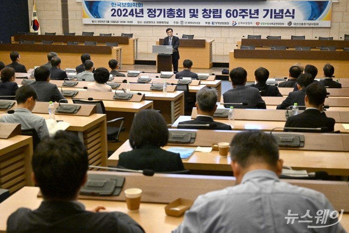 김철주 생명보험협회 회장이 10일 오후 서울 중구 대한상공회의소에서 열린 '한국보험학회 정기총회 및 창립 60주년 기념식'에서 축사를 하고 있다. 사진=강민석 기자 kms@newsway.co.kr