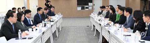 벤처기업 만난 김주현 금융위원장 "정책금융기관 15.4조 투입 할 것"