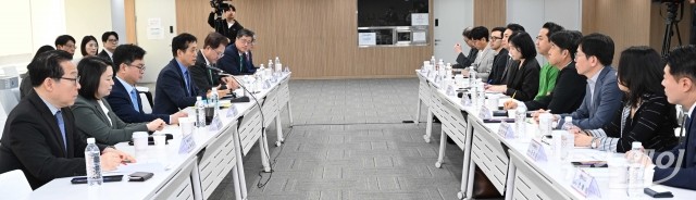 벤처기업 만난 김주현 금융위원장 "정책금융기관 15.4조 투입 할 것"