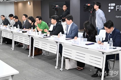 김주현 금융위원장 모두발언 경청하는 벤처업계 대표들