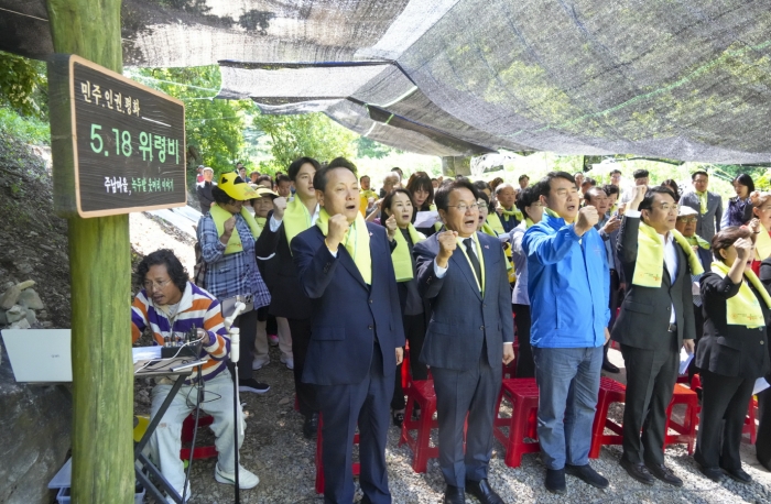 강기정 광주광역시장이 16일 오전 동구 주남마을 위령비 앞에서 열린 '제11회 기역이 니은이 인권문화제'에 참석해 '임을 위한 행진곡'을 제창하고 있다.