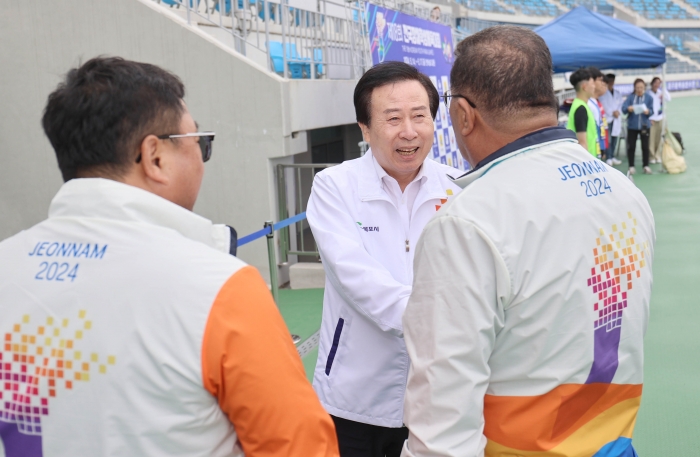 박홍률 목포시장이 15일 전국장애학생체전이 열리는 대회운영본부를 방문해 관계자들을 격려하고 있다.