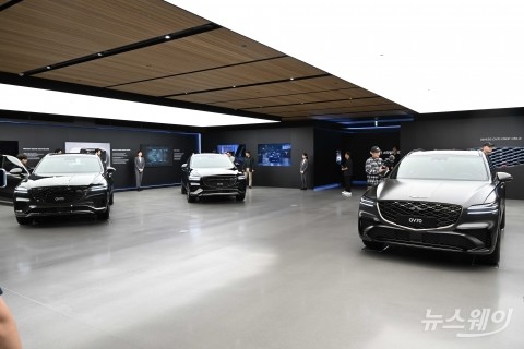 제네시스, 3년 만에 부분변경 'GV70' 공개···&quot;상품성·디자인↑&quot;