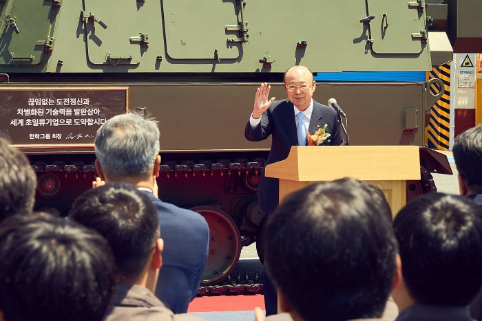 김승연 회장이 한화에어로스페이스 창원사업장에서 격려사 후 직원들에게 손 인사를 하고 있다. 사진=한화 제공