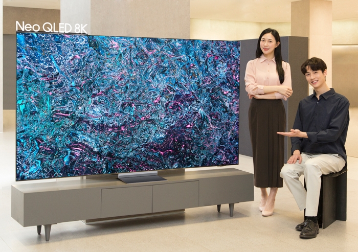 삼성전자 모델이 역대급 성능의 '3세대 AI 8K 프로세서'를 탑재한 2024년형 Neo QLED 8K TV 신제품을 소개하고 있다. 사진=삼성전자 제공