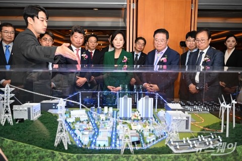 '전남 에너지 신산업 MVDC 실증' 설명 듣는 오영주 장관·우동기 위원장