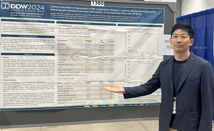 DDW 2024에서 이진 해운대백병원 소화기내과 교수가 케이캡 관련 포스터 발표를 하고 있는 모습. 사진=HK이노엔 제공