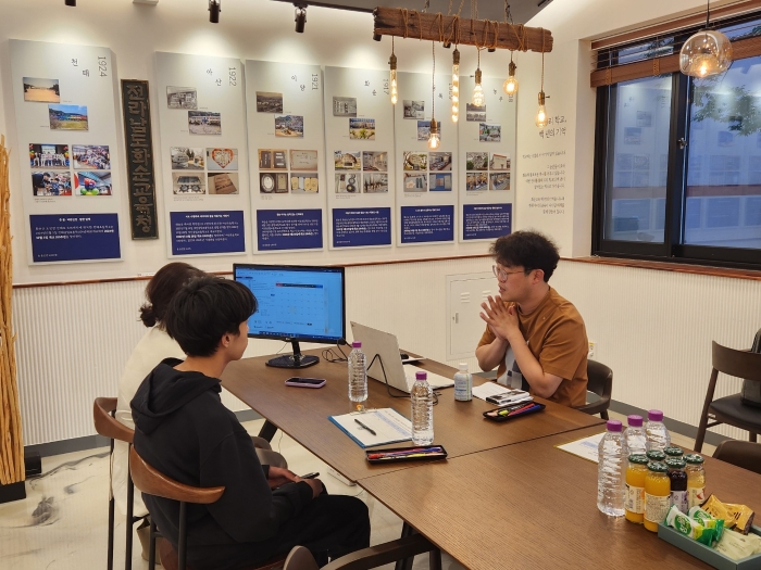 전남교육청 진로진학상담센터가 21일 화순교육지원청과 연계한 '찾아가는 진로진학상담'을 진행하고 있다.