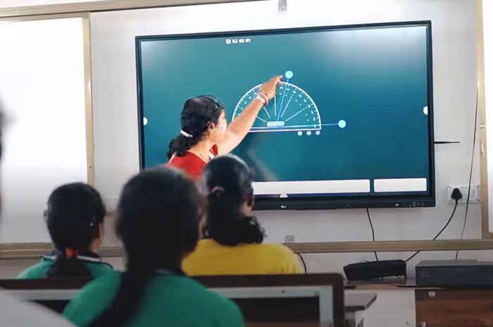 인도 오디샤주 소재 럭세와르(Laksheswar) 공립 고등학교에서 'LG 전자칠판'을 활용해 수업을 진행하고 있는 모습. 사진=LG전자 제공
