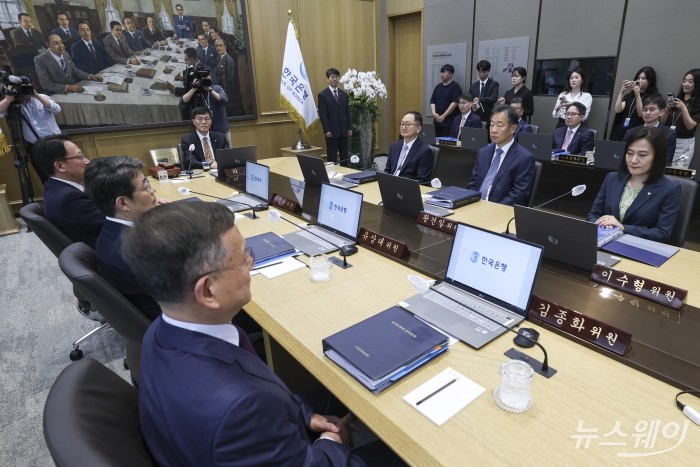 이창용 한국은행 총재가 23일 서울 중구 한국은행에서 열린 금융통화위원회를 주재하고 있다. 사진=사진공동취재단