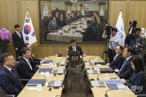 상반기 마지막 통화정책방향 회의 주재하는 이창용 한국은행 총재