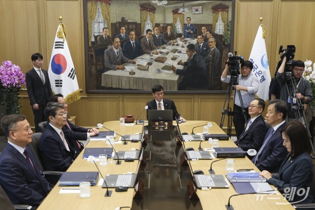 상반기 마지막 통화정책방향 회의 주재하는 이창용 한국은행 총재