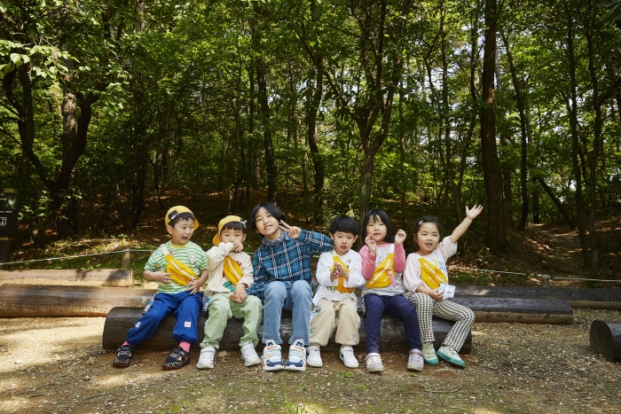 KCC가 한국미래환경협회와 유아숲체험원 보수 작업을 펼친다. 사진=KCC 제공