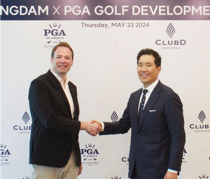 팀 닐(Tim Neil) PGA Golf Development Korea 대표(왼쪽)와 최정훈 ㈜이도 대표이사가 23일 이도의 클럽디 청담-미국 프로골프협회 간 MOU를 맺고 사진을 찍고 있다. 사진=이도 제공
