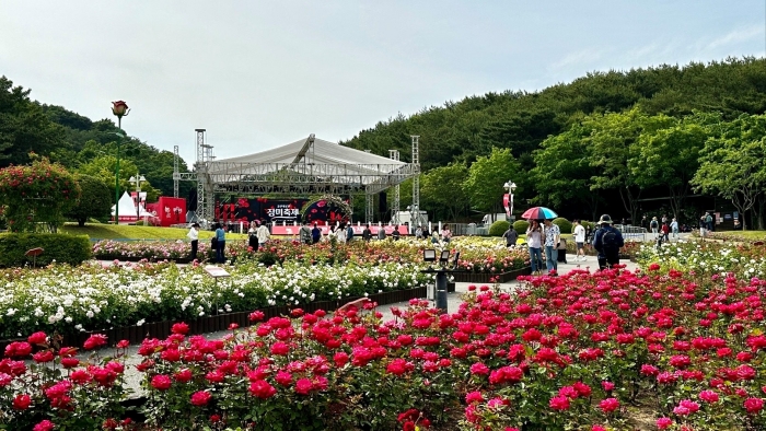 제16회 울산대공원 장미축제를 찾은 관람객들이 장미원을 둘러보고 있다. 사진=SK이노베이션 제공