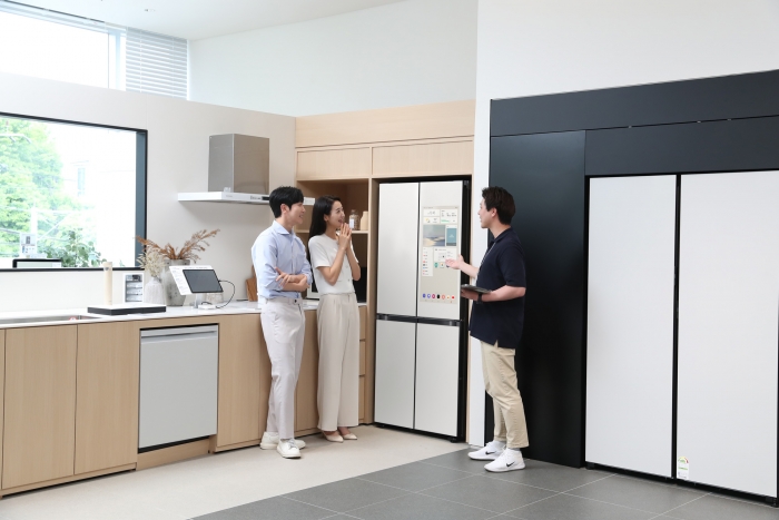 성전자 디테일러(제품 전문 상담사)가 삼성스토어 매장에서 '비스포크 AI 패밀리허브' 냉장고를 소개하고 있다. 사진=삼성스토어 제공