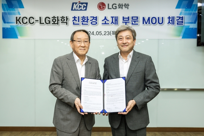 LG화학 이종구 부사장(오른쪽)과 KCC 김상훈 부사장이 업무협약식을 마치고 기념 촬영을 하고있다. 사진=LG화학 제공