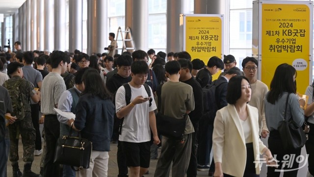 "일 안하고 집에서 시간 보내요"...3년 이상 '쉬는 청년' 8만2000명