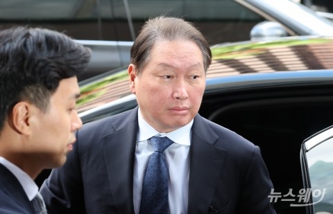 1조3000억 충격에 빠진 최태원 회장과 SK