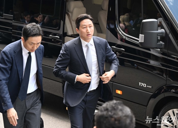 정기선 HD 현대그룹 부회장이 28일 오후 서울 중구 롯데호텔에서 모하메드 빈 자이드 알 나흐얀 아랍에미리트(UAE) 대통령을 만나기 위해 회의장으로 이동하고 있다. 사진=강민석 기자 kms@newsway.co.kr