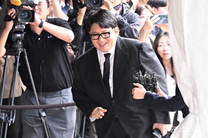 방시혁 하이브 의장이 28일 오후 서울 중구 롯데호텔에서 모하메드 빈 자이드 알 나흐얀 아랍에미리트(UAE) 대통령을 만나기 위해 회의장으로 이동하고 있다. 사진=강민석 기자 kms@newsway.co.kr
