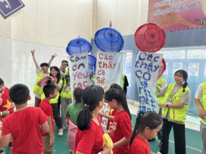 지난해 6월 LS 대학생 해외봉사단 26기 단원들이 베트남 하이퐁시에서 초등학생들에게 체육활동 봉사를 하고 있다. 사진=LS그룹 제공