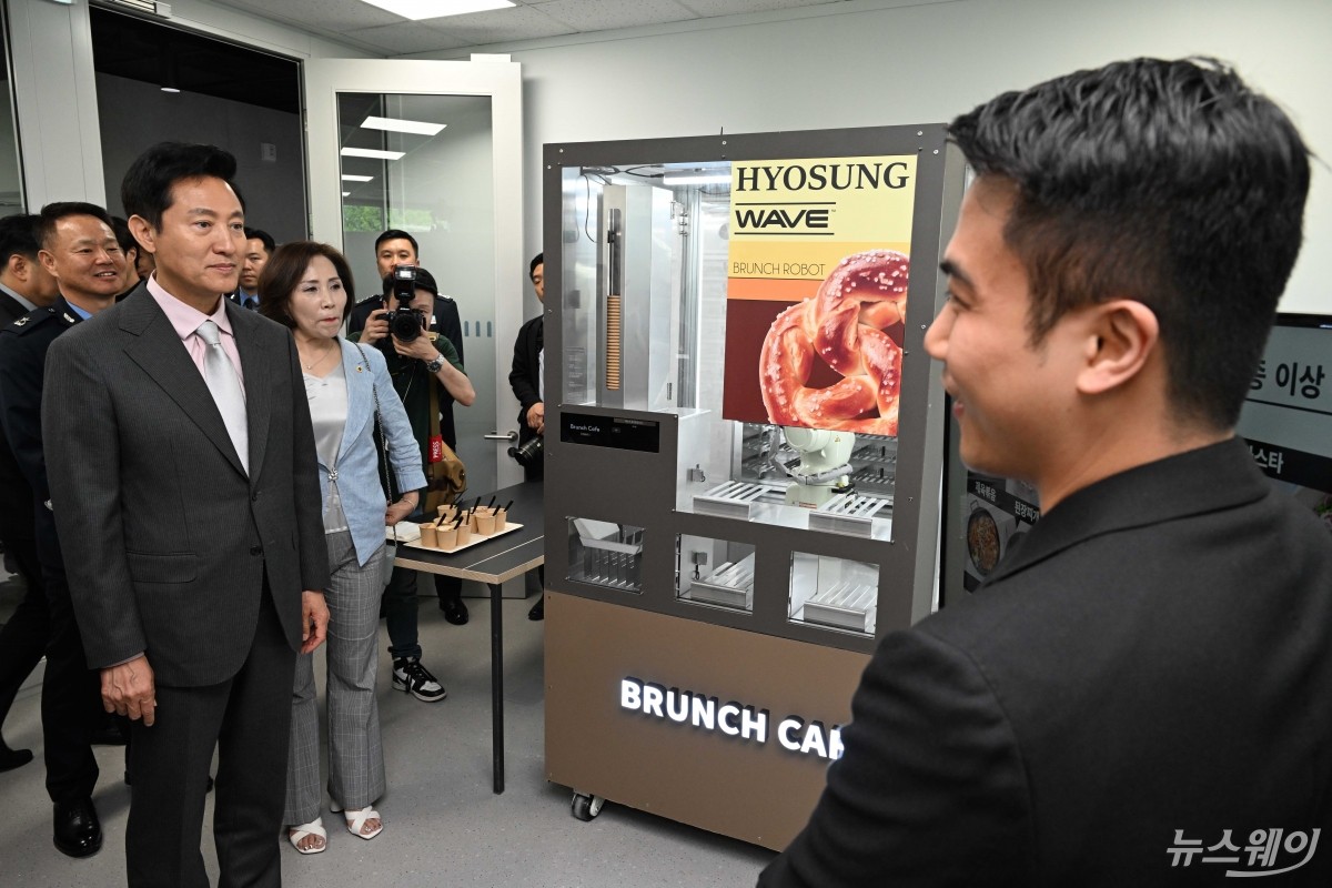 [한 컷]김범진 웨이브 대표 발표 듣는 오세훈 서울시장 - 뉴스 썸네일 이미지