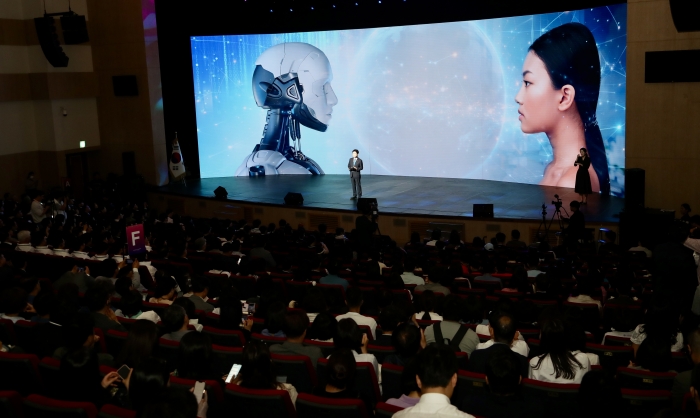 김대중 전남교육감이 '2024 대한민국 글로컬 미래교육박람회' 개막 기조연설을 하고 있다.