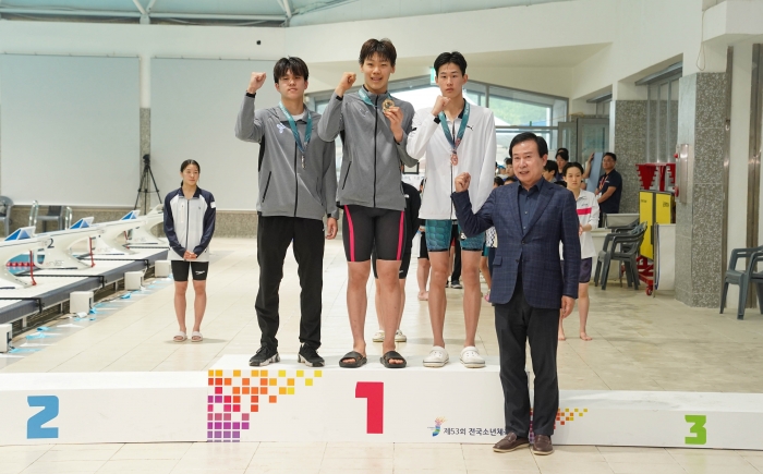 박홍률 목포시장이 제53회 전국소년체전 수영선수들에게 메달을 수여한 뒤 기념촬영 하고 있다.