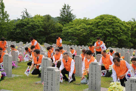 한화그룹, 호국보훈의 달 맞아 대전현충원서 봉사활동