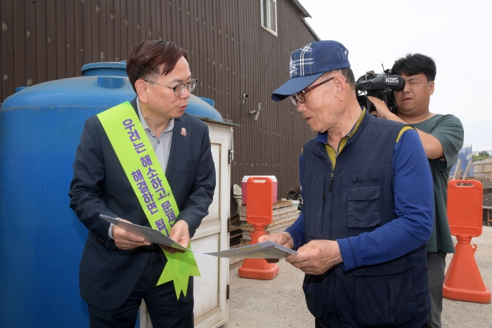 고광완 광주광역시 행정부시장이 30일 오전 무안군 망운면 상가일대에서 시 공직자들과 함께 민‧군 통합공항 이전 홍보전단지를 배부하며 캠페인 활동을 하고 있다.