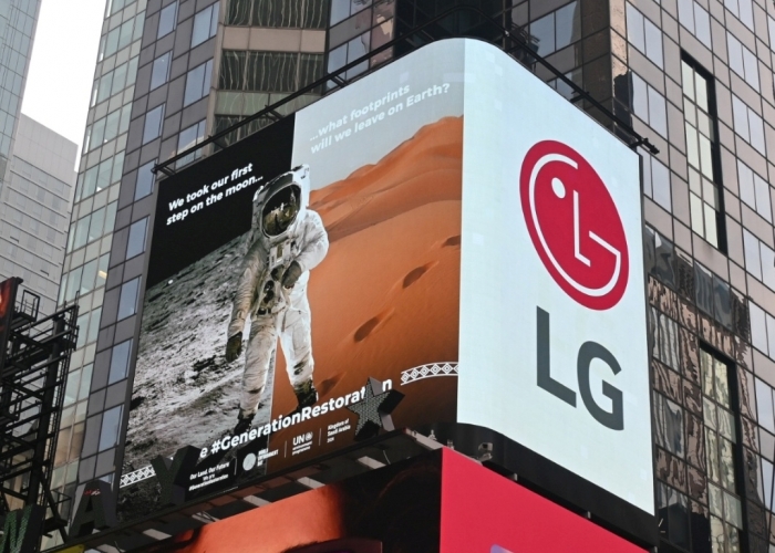 LG전자가 'LG 희망스크린' 활동의 일환으로, 미국 뉴욕 타임스스퀘어와 영국 런던 피카딜리광장 전광판에서 유엔환경계획(UNEP)이 제작한 '세계 환경의 날' 캠페인 영상을 상영한다. 사진은 미국 뉴욕 타임스스퀘어 전광판에서 영상을 상영 중인 모습. 사진=LG전자 제공