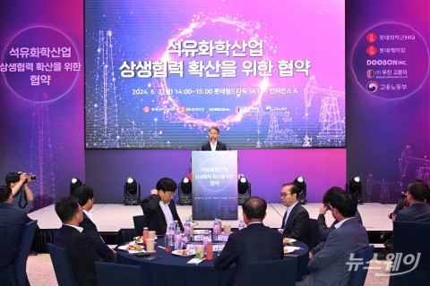 이정식 노동부 장관 &quot;화학제품 다루는 산업···안전한 환경 조성 중요&quot;