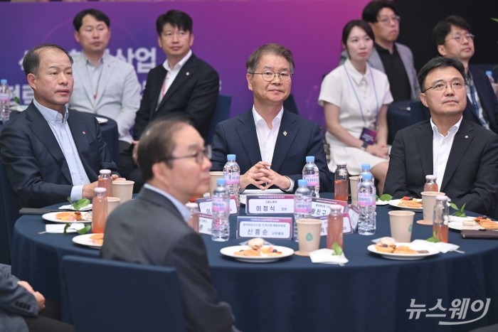 (왼쪽부터)이훈기 롯데케미칼 사장 및 롯데그룹 화학군 총괄대표와 이정식 고용노동부 장관, 황진구 롯데케미칼 기초소재 대표가 3일 오후 서울 송파구 롯데월드타워에서 열린 석유화학산업 상생협력 확산을 위한 협약식에 참석해 자리하고 있다. 사진=강민석 기자 kms@newsway.co.kr